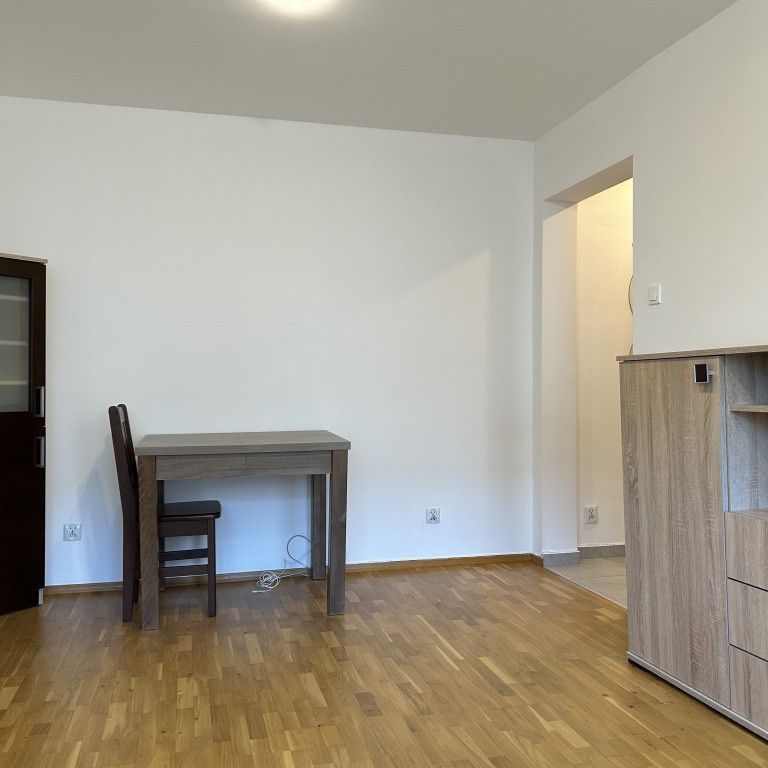 Wynajmij przytulne 37m² z balkonem i garderobą - Photo 1