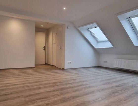 Modernes, helles sowie gemütliches Dachgeschoss mit 2 Zimmern, Küche, Diele, Bad mit Fenster - Photo 1