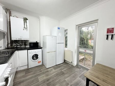 Room in a Shared House, Newcombe Road, SO15 - Photo 2