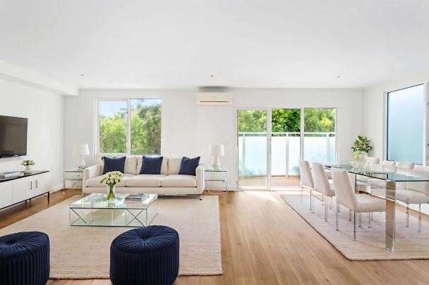 Beachside Bliss in the Heart of St Kilda - Photo 1