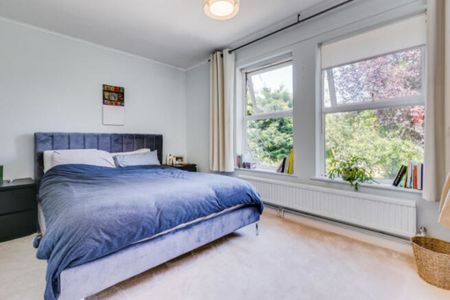 2 Bedroom Mid Terraced House, Holm Oak Close, Putney - Photo 2