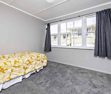 Available NOW!! 3 bedroom House! - Photo 1