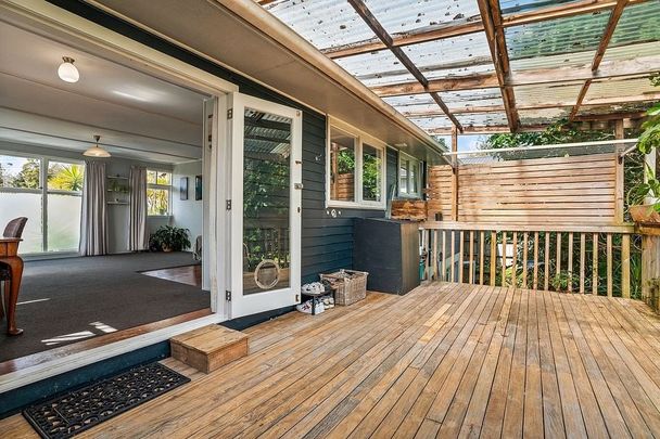 Lovely 5 Bed split level house - Photo 1