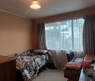 Comfortable 3-Bedroom Home Close to Hospital - Photo 2