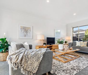 LIGHT FILLED, SPACIOUS HOME WITH 3 BEDROOMS AND A 3 CAR GARAGE! - Photo 1