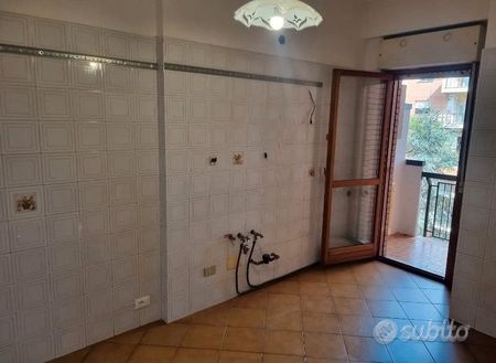 EUR TORRINO TRILOCALE NON ARREDATO Con BALCONE - Photo 2