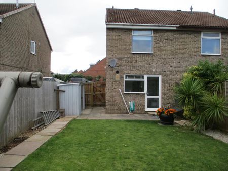 2 bedroom semi-detached house to rent - Photo 5