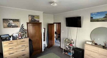 Charming family home move-In Ready & Pet Friendly! - Photo 2