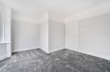 4 bedroom detached house to rent - Photo 2