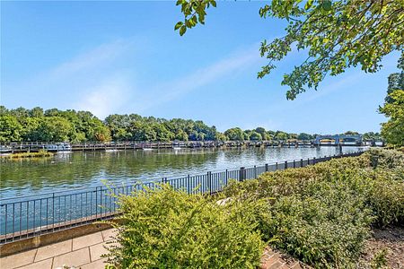 A luxury 3 bedroom apartment on the fourth floor of this contemporary new riverside development. - Photo 2