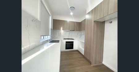 Near New Stunning 4-Bedroom Townhouse For Rent - Photo 5