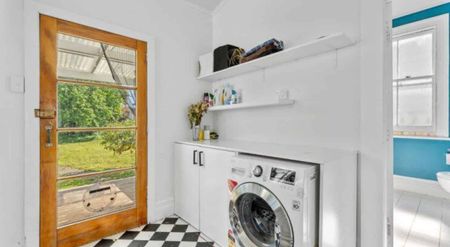 Updated three-bedroom home - Photo 4