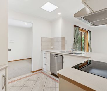 Outdoor entertainer or gardener's delight 2-bedroom property - Photo 5