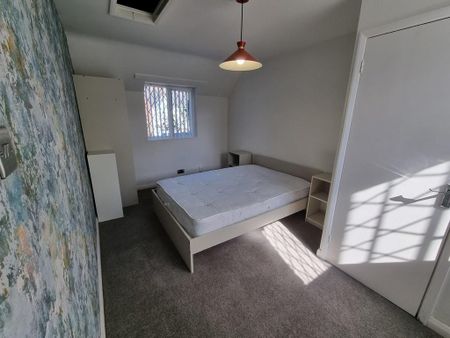 4 bedroom detached house to rent - Photo 3