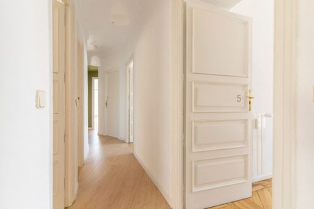 Spacious room on Avenida América with Air Conditioning - Photo 3