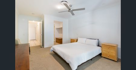 FULLY FURNISHED TOWHHOUSE IN SECURE COMPLEX - CENTRAL LOCATION - Photo 3