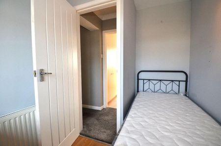 5 bedroom semi-detached house to rent - Photo 2