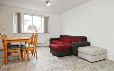 Ocean present this well-maintained one-bedroom ground floor flat, available to let on Bloomfield Road, Bristol, BS4. Situated in a location that is highly convenient for access to public transport links and a variety of local amenities, this property is ideal for couples or singles seeking comfortable accommodation in a vibrant area. - Photo 2