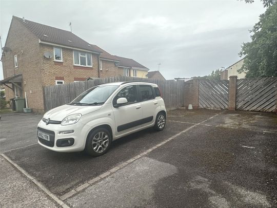Redding Close, - Photo 1
