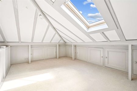 Spacious 5-Bedroom Mews House in Old Barrack Yard - Photo 3