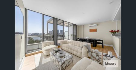 Stunning Dual-Level Apartment with Uninterrupted Water Views - Photo 2