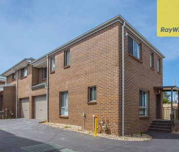 TOWNHOUSE, WALK TO STATION - Photo 3