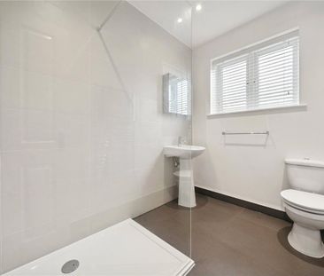 3 bedroom flat in Hampton Hill - Photo 1