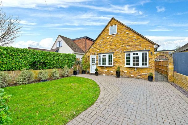 A well presented two bedroom bungalow with off street parking on the much sought after York Road in central Windsor. - Photo 1