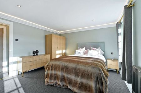 A completely refurbished and high-specification two double bedroom split level maisonette with situated close to local shops and restaurants. - Photo 3