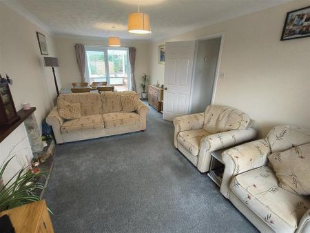 4 bedroom detached bungalow to rent - Photo 2