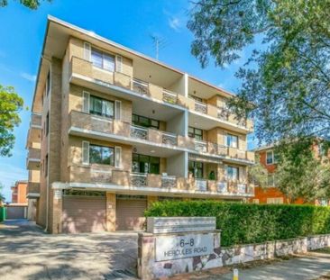 TOP FLOOR FURNISHED APARTMENT WITH VIEWS ACROSS BOTANY BAY - Photo 3