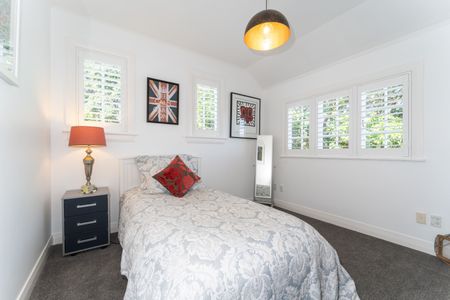 Luxurious Fully Furnished Home with Pool and Gym in Prime Epsom Location - Photo 3