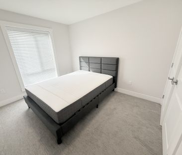 Immaculate Three Bedroom Townhome with Two Car Garage in Surrey Cen... - Photo 1