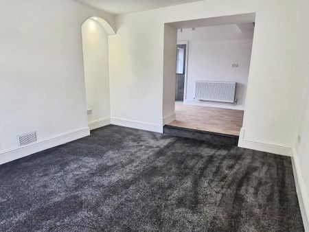 4 bedroom detached house to rent - Photo 2
