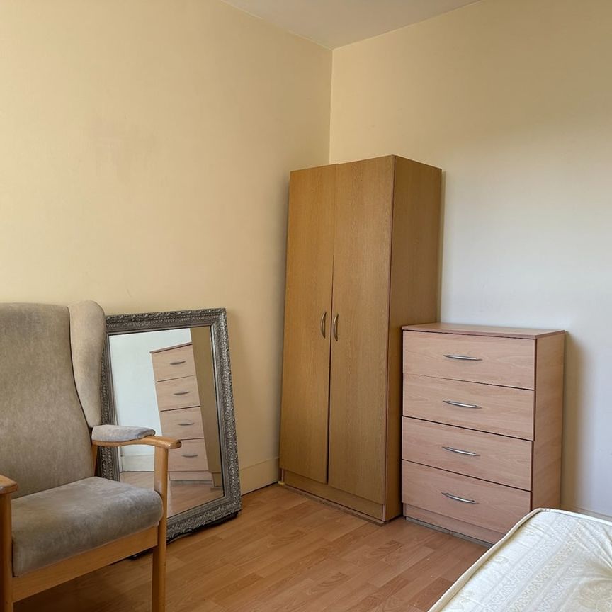 Room in a Shared Flat, Leslie Road, E11 - Photo 1
