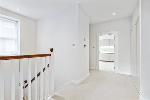 2 bedroom flat in London - Photo 1