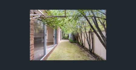 Modern three bedroom townhouse in quiet tree lined street! - Photo 4