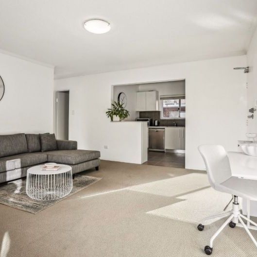 Modern & Sun-Filled Two Bedroom Apartment with Balcony - Photo 1