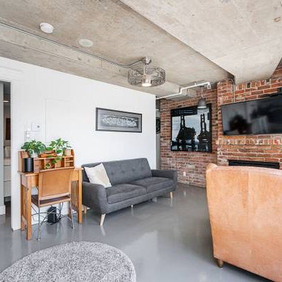 Fully furnished top floor renovated Gastown condo with deck for rent - Photo 4