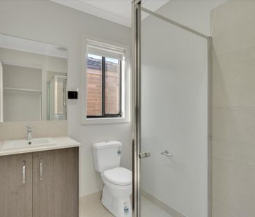 32 Adelong Boulevard Cobblebank VIC - Photo 4