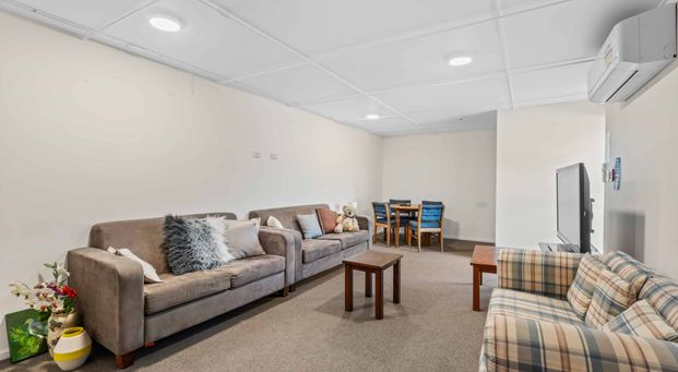 Clifton House - Comfortable, Convenient, and Female-Only - Photo 1