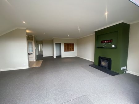 Spacious Executive Home - Photo 4