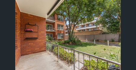 Stylish Updated Apartment Steps From The Beach - Photo 2