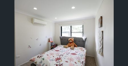 LARGE MODERN OPEN-PLAN BRICK HOME WITH A STYLISH KITCHEN, IN A FAMILY FRIENDLY STREET! - Photo 2