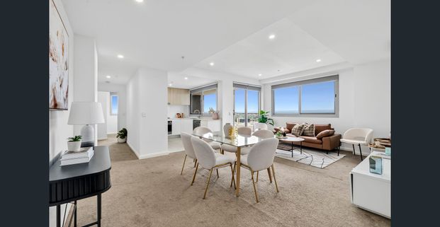 Sleek Apartment with Skyline Views - Photo 1
