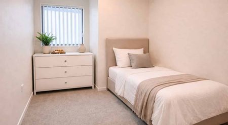 Stunning two-level townhouse! - Photo 2