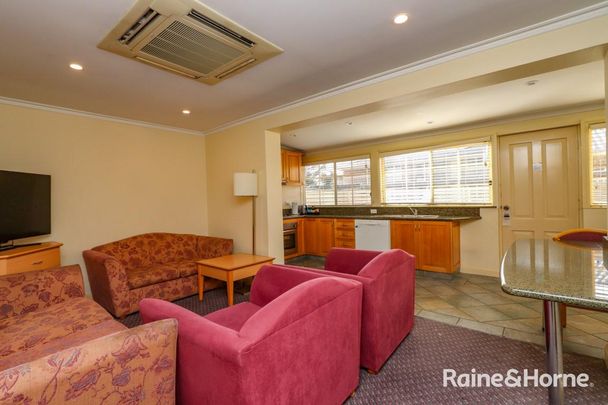 Fully Furnished 3 bedroom Semi located in CBD. Available 23.12.2025 - Photo 1