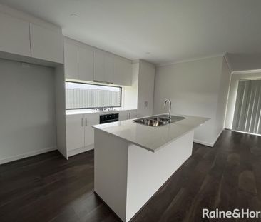 Large 5 Bedroom Family Home ! - Photo 2