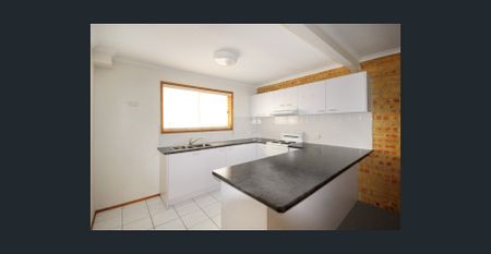 Spacious 2 bedroom townhouse in a great location! - Photo 5