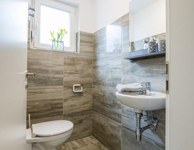Exklusive Dachgeschosswohnung mit Rheintalblick in Baden-Baden - Foto 1